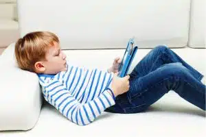 هشدار: کم‌تحرکی و گوشی چگونه شکل بدن کودکان را تغییر می‌دهد؟ تشخیص و درمان دفورمیتی تنه و اندام‌ها